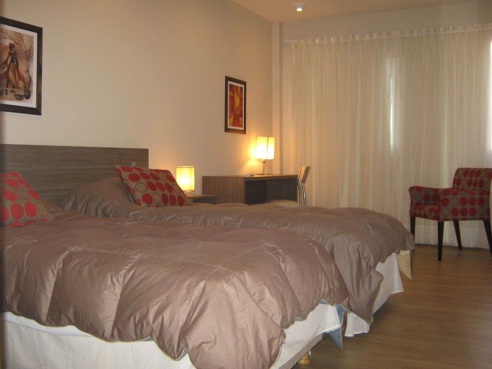 ميني بار وخزنة داخل الغرفة وملاءات أسرّة