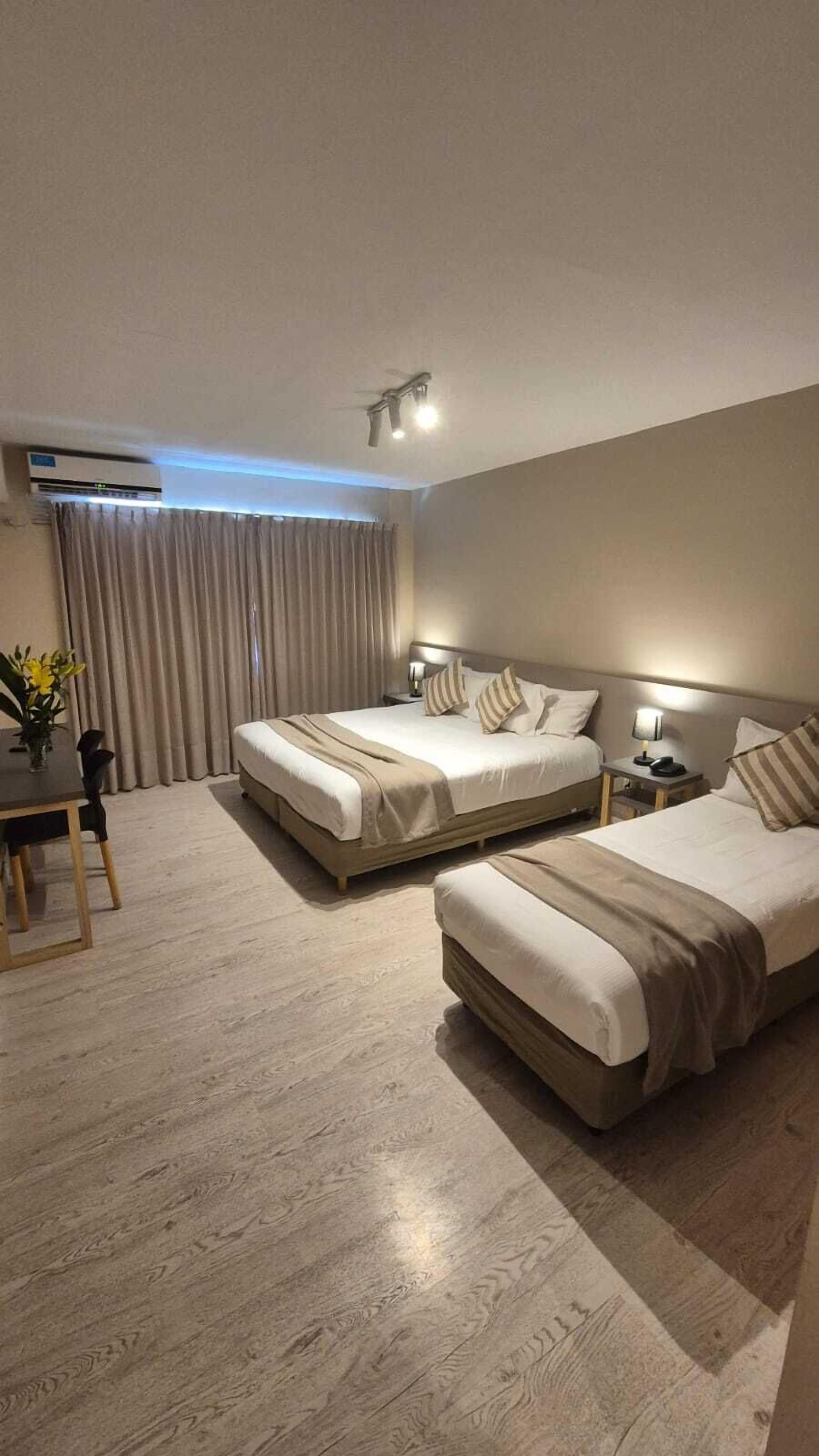 Habitación Triple | Minibar, caja fuerte, ropa de cama