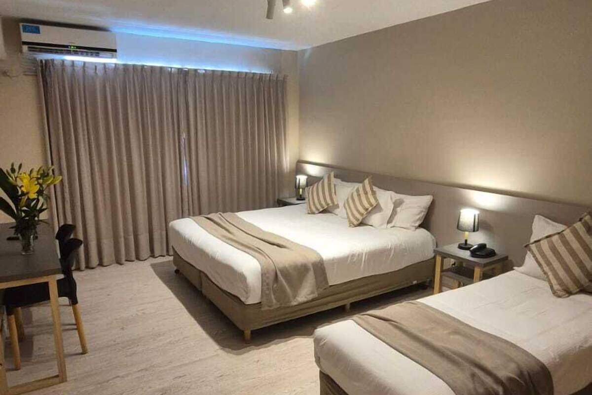 Habitación Triple | Minibar, caja fuerte, ropa de cama