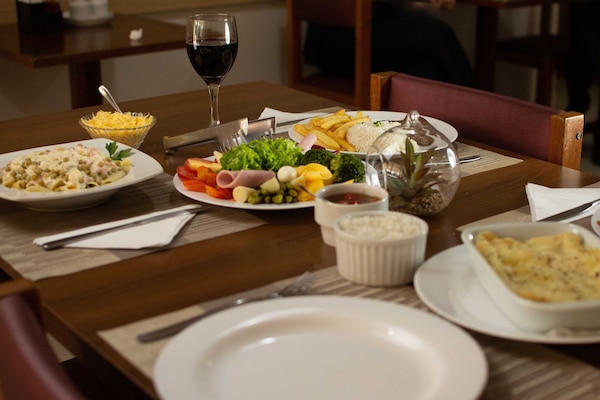 Melayani sarapan, makan siang, dan makan malam