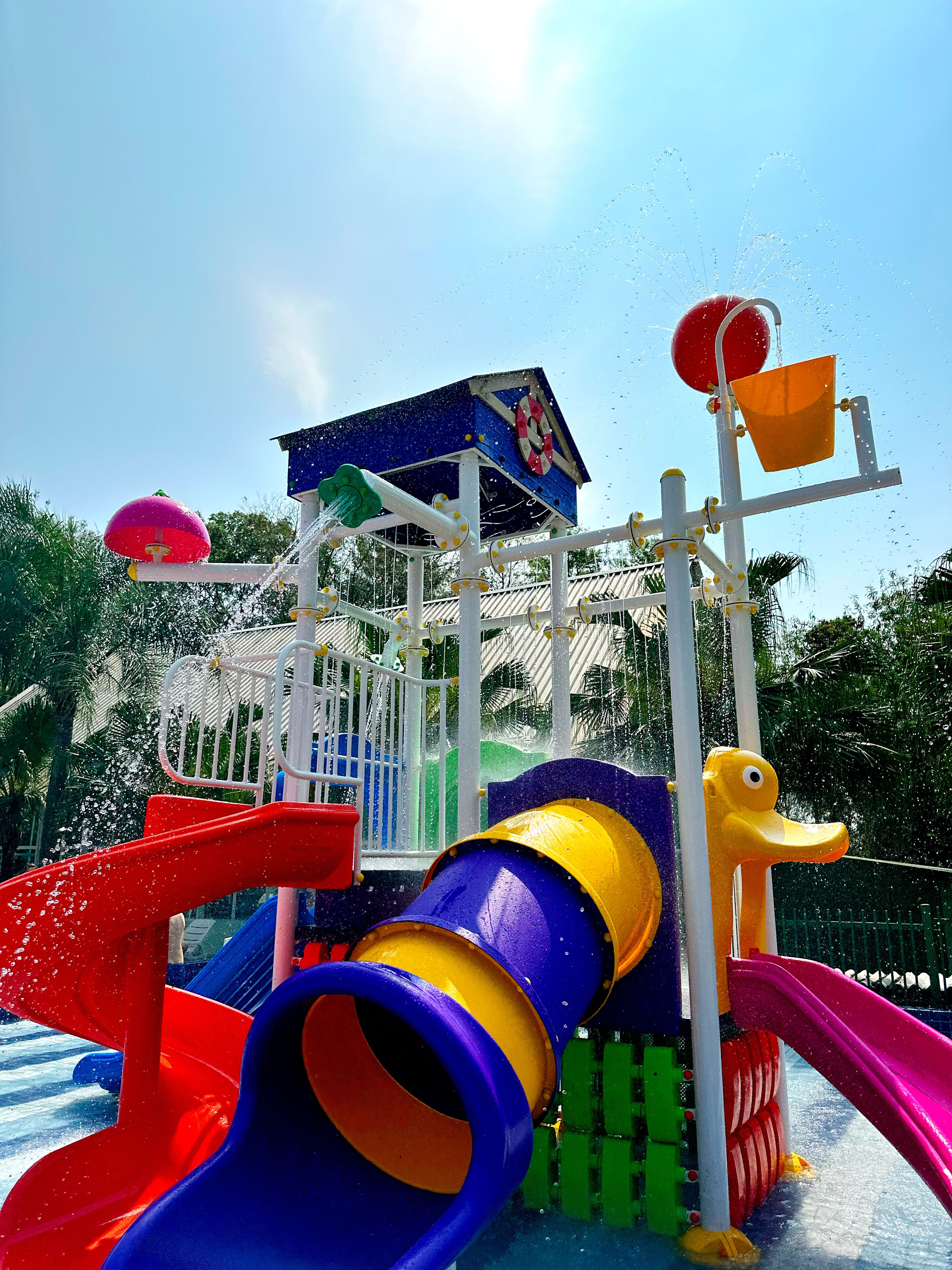 Kolam renang indoor dan kolam renang outdoor, dengan payung kolam renang