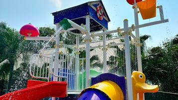 Kolam renang indoor dan kolam renang outdoor, dengan payung kolam renang