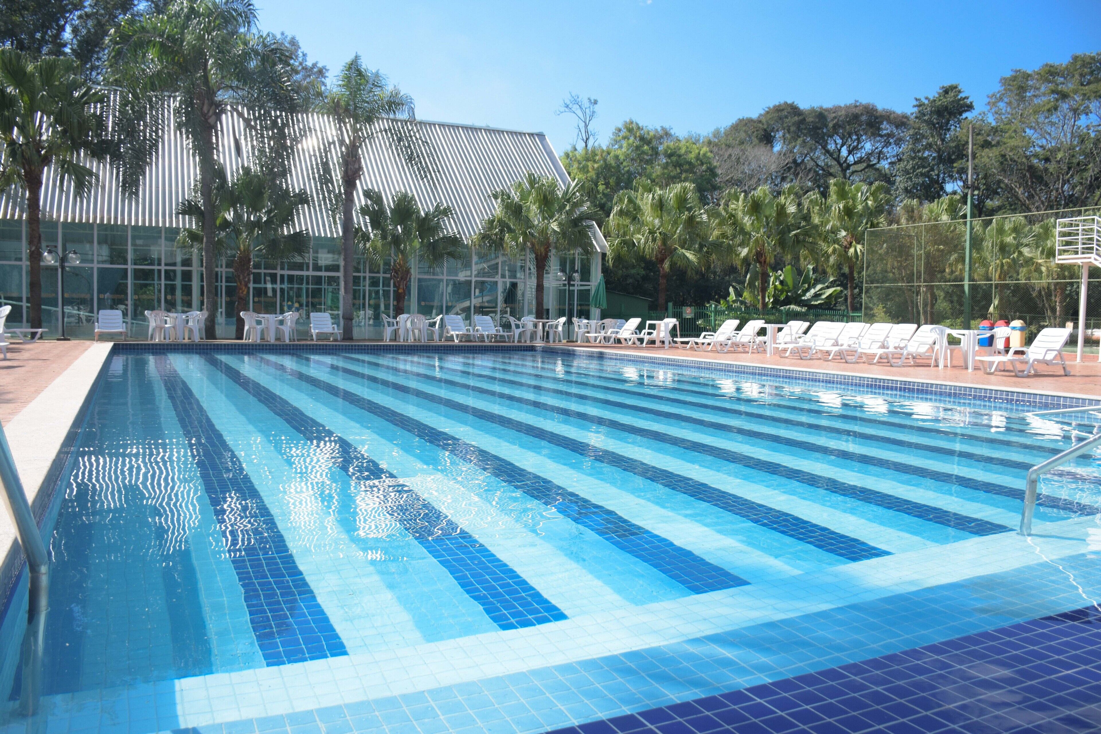 Piscina coberta, piscina a l'aire lliure, para-sols i gandules 