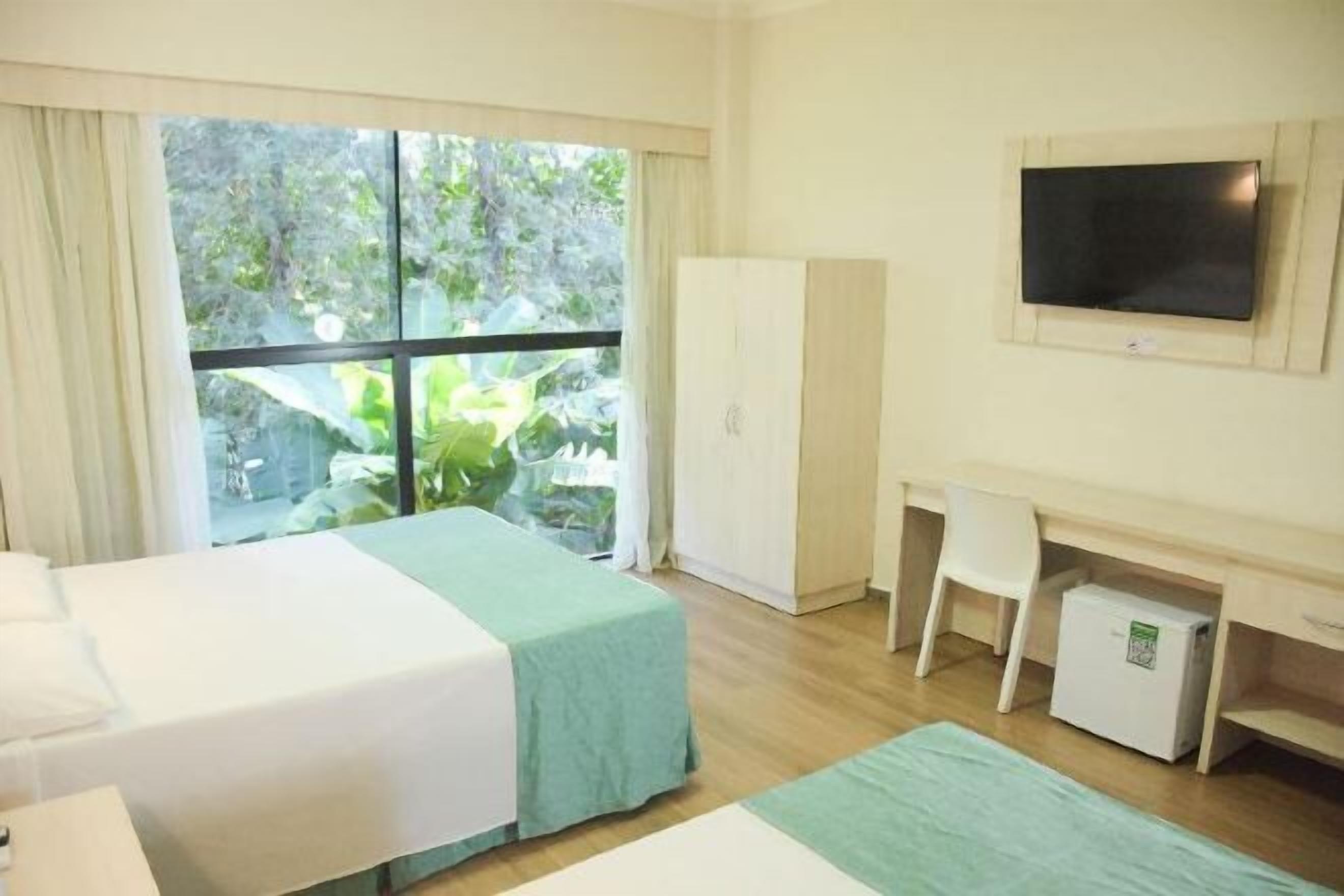 Minibar, desk, laptop workspace, free WiFi
