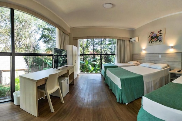 Kamar Deluks | Minibar, meja kerja, ruang kerja ramah laptop, dan Wi-Fi gratis