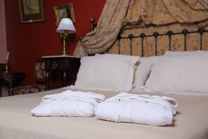 Habitación doble, acceso a la piscina, vistas al jardín | Ropa de cama hipoalergénica, edredones de plumas, minibar y caja fuerte