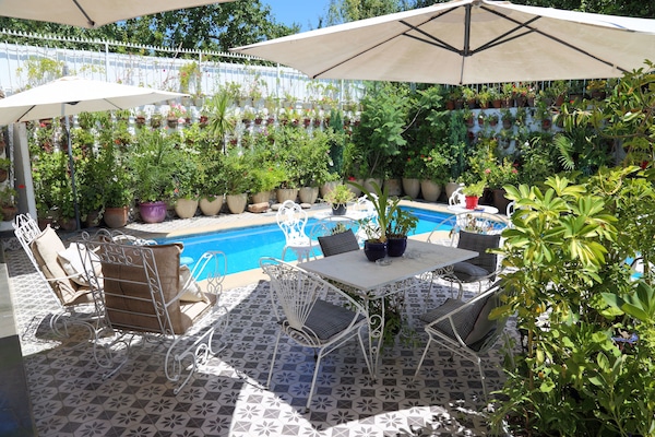 Una piscina al aire libre de temporada