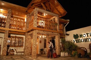 Fassade der Unterkunft – Abend/Nacht