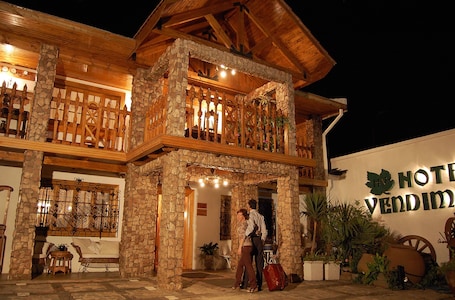 Fachada de la propiedad por la tarde o noche