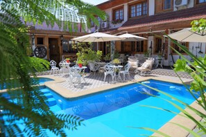 Una piscina al aire libre de temporada