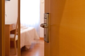 In-room safe, soundproofing, free WiFi, bed sheets - Hostal Abami II (Madrid)