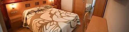 Standard Double Room | In-room safe, soundproofing, free WiFi, bed sheets