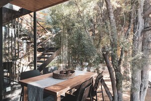 Una televisión LCD, libros