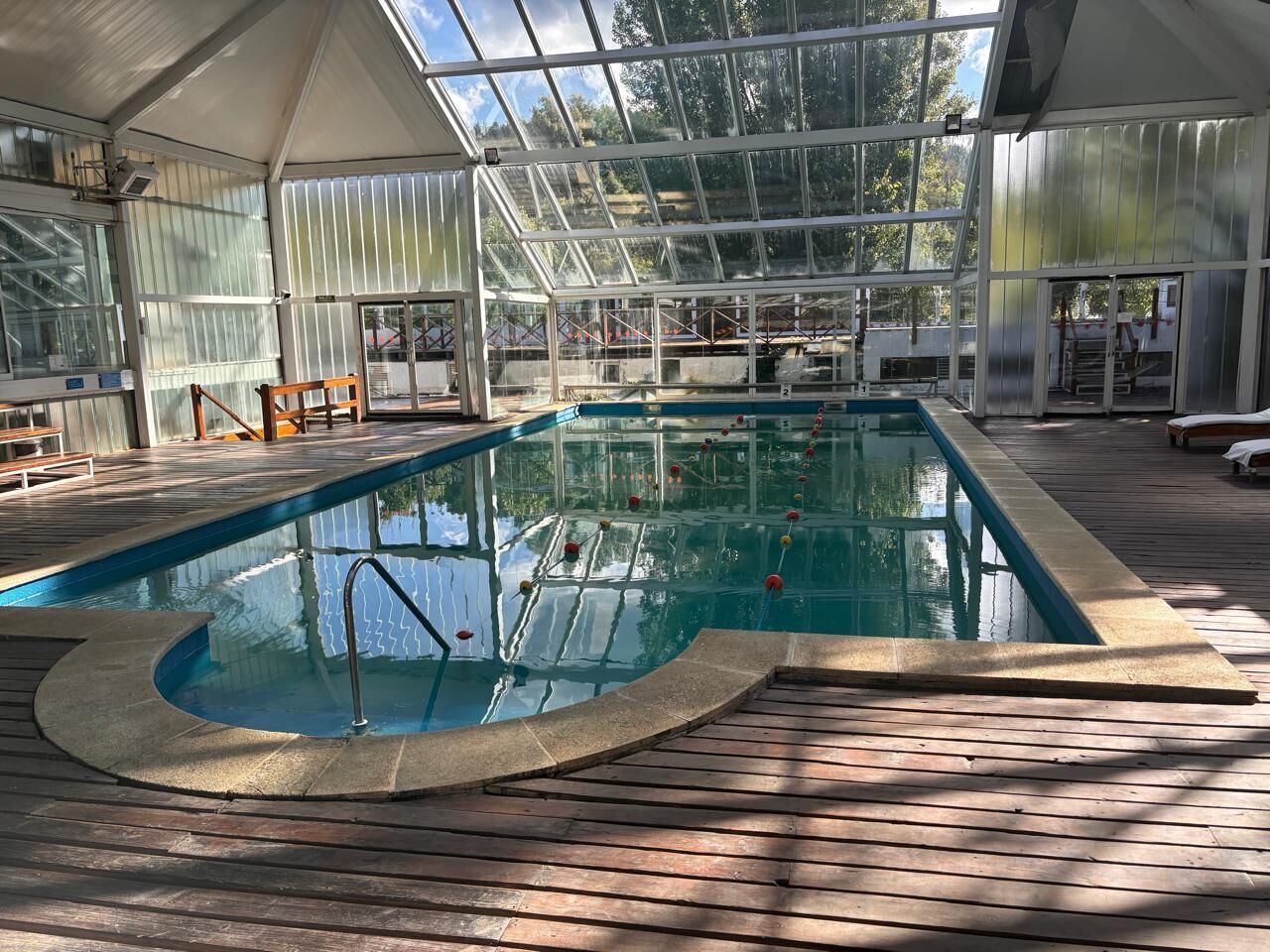 Una piscina techada, una piscina al aire libre de temporada