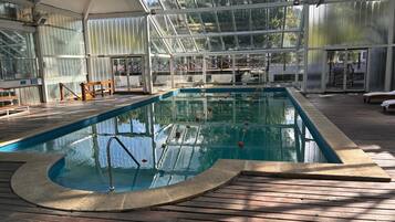 Piscine couverte, piscine extérieure (ouverte en saison)