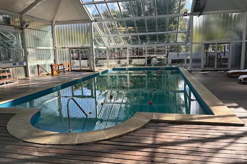 Piscina interna, piscina externa sazonal
