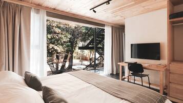 Cubrecamas y caja de seguridad en la habitación