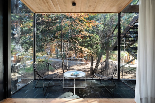 1 habitación, cubrecamas y caja de seguridad en la habitación