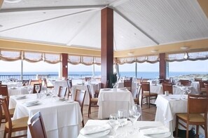 Petit déjeuner, déjeuner et dîner servis sur place, vue sur la mer