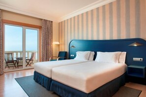 Surmatelas, minibar, coffres-forts dans les chambres