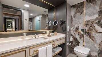 Executive Süit, 1 Yatak Odası | Banyo | Duş/küvet kombinasyonu, ücretsiz banyo/kozmetik ürünleri