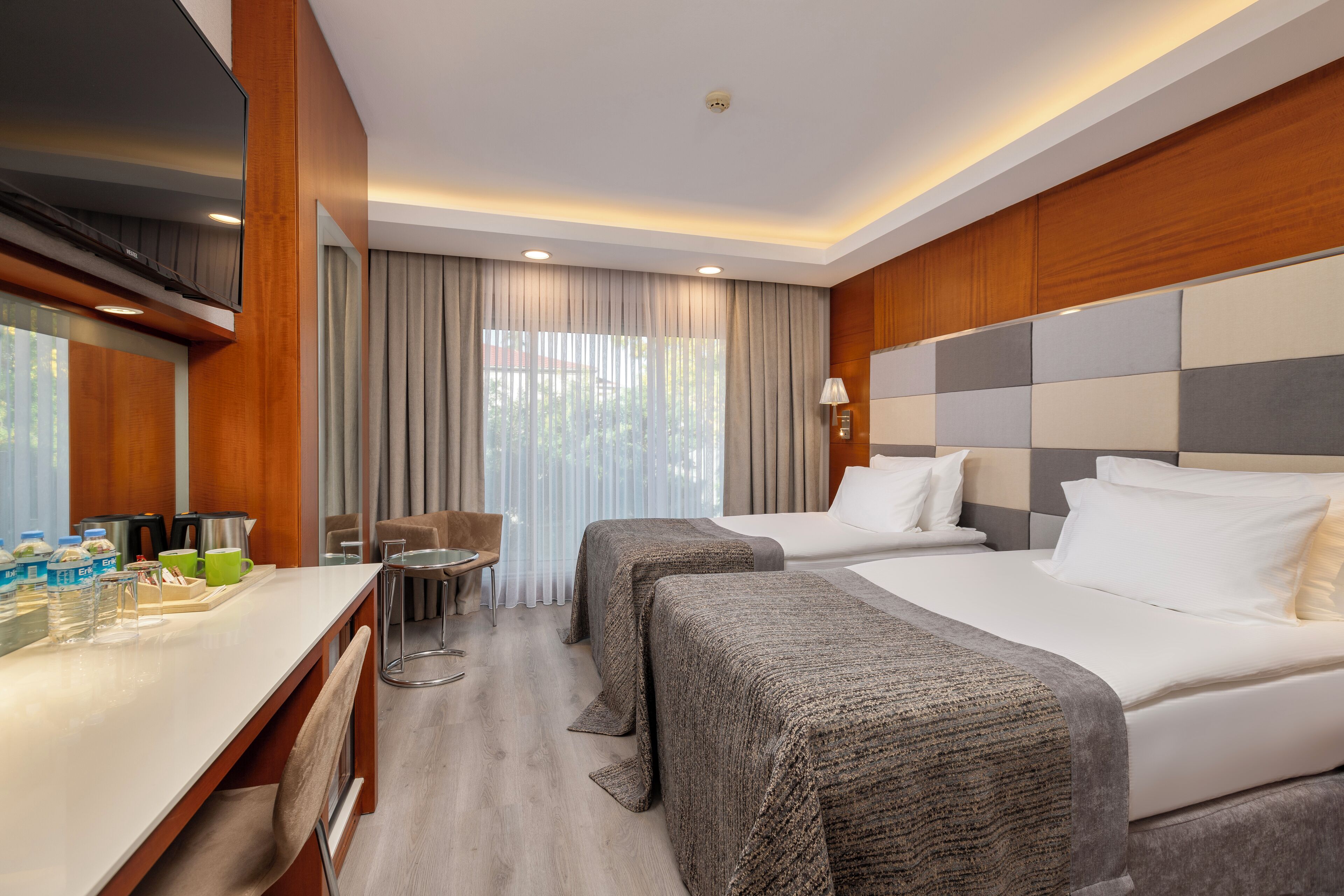 standard room | minibar, in-room safe, desk, iron/ironing board