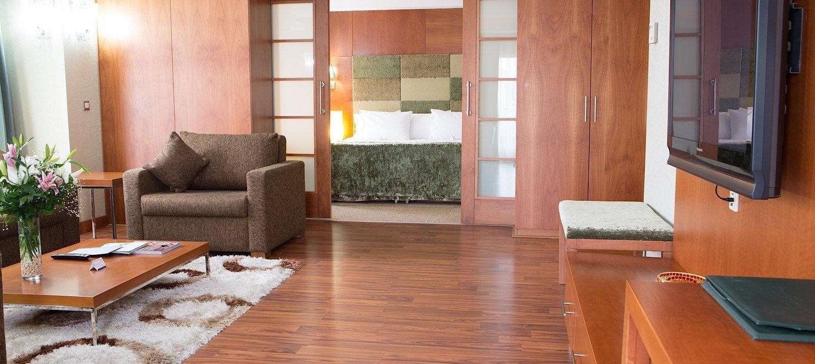 Minibar, in-room safe, desk, iron/ironing board