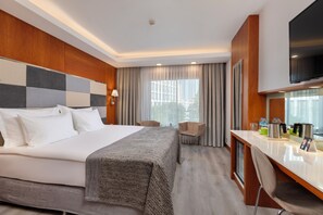 Standardzimmer | Minibar, Zimmersafe, Schreibtisch, Bügeleisen/Bügelbrett