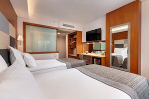 标准房 | 迷你吧、客房内保险箱、办公桌、熨斗/熨板