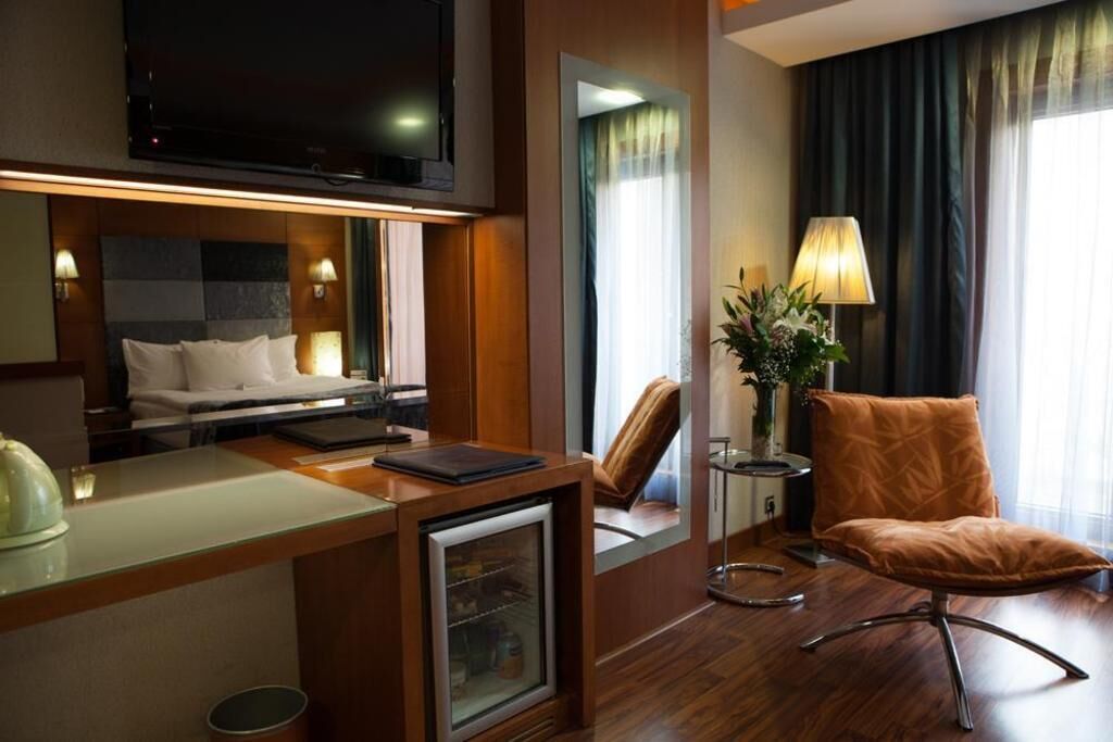 Minibar, in-room safe, desk, iron/ironing board