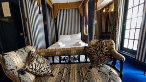 Suíte executiva | Wi-Fi de cortesia, individualmente decorados, roupa de cama