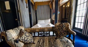 Decoración personalizada, wifi gratis y ropa de cama