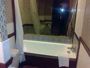 Shower, towels - Birmingham Best Inn (Oldbury)