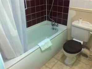 Twin Room | Bathroom | Shower, towels - Birmingham Best Inn (Oldbury)