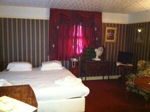 Executive Suite | Individually decorated, free WiFi, bed sheets - Birmingham Best Inn (Oldbury)
