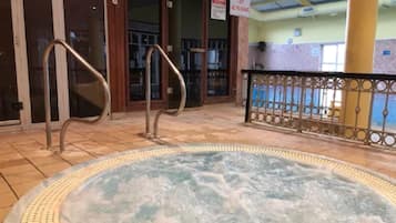 Swim-up bar