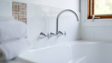 Vasca e doccia separate, set di cortesia firmato, asciugacapelli