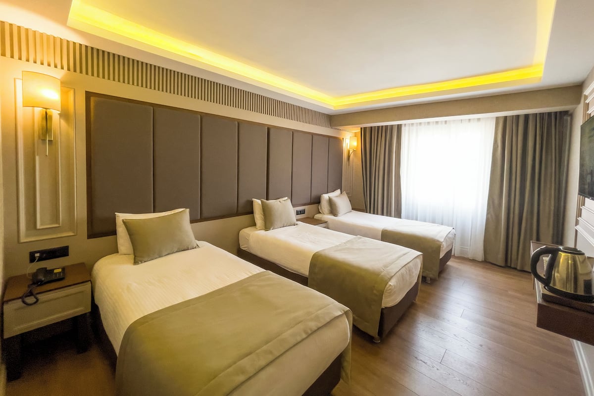 Standard-Dreibettzimmer | Hochwertige Bettwaren, Select-Comfort-Betten, Minibar, Zimmersafe