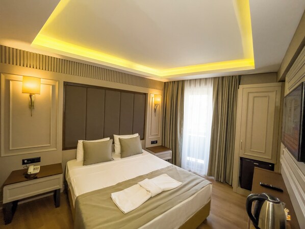 أغطية فراش متميزة وأسرّة سليكت كومفورت وميني بار وخزنة داخل الغرفة