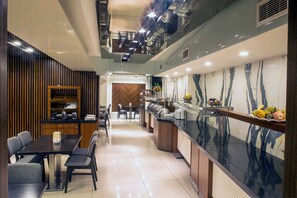 S'hi serveixen esmorzars, dinars i sopars