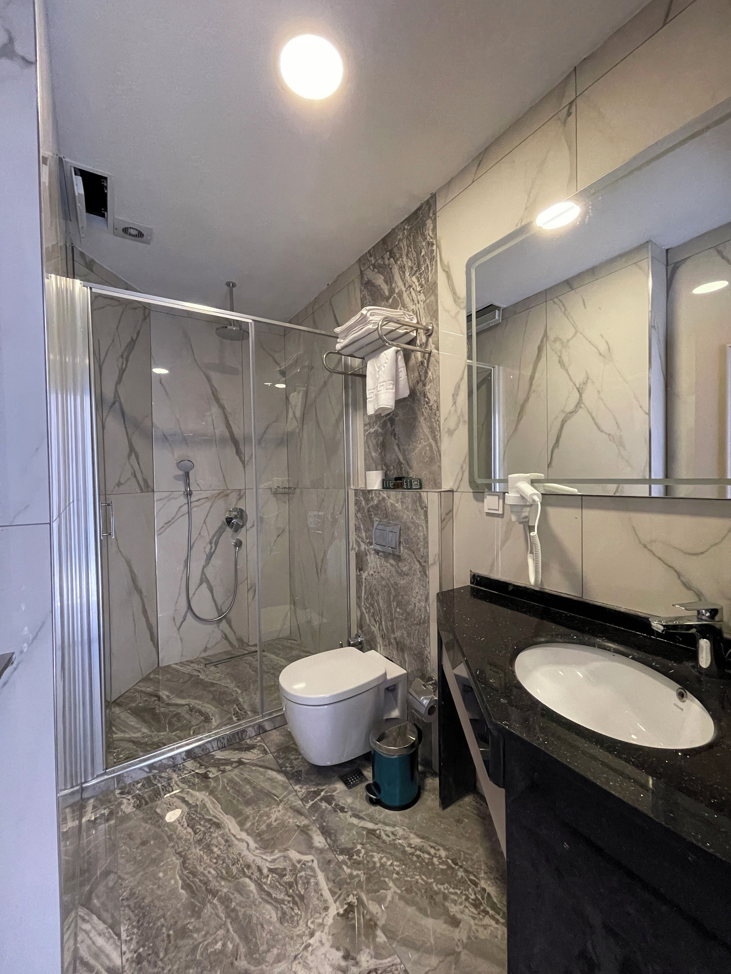 Tina con regadera, tina profunda, amenidades de baño gratuitas 