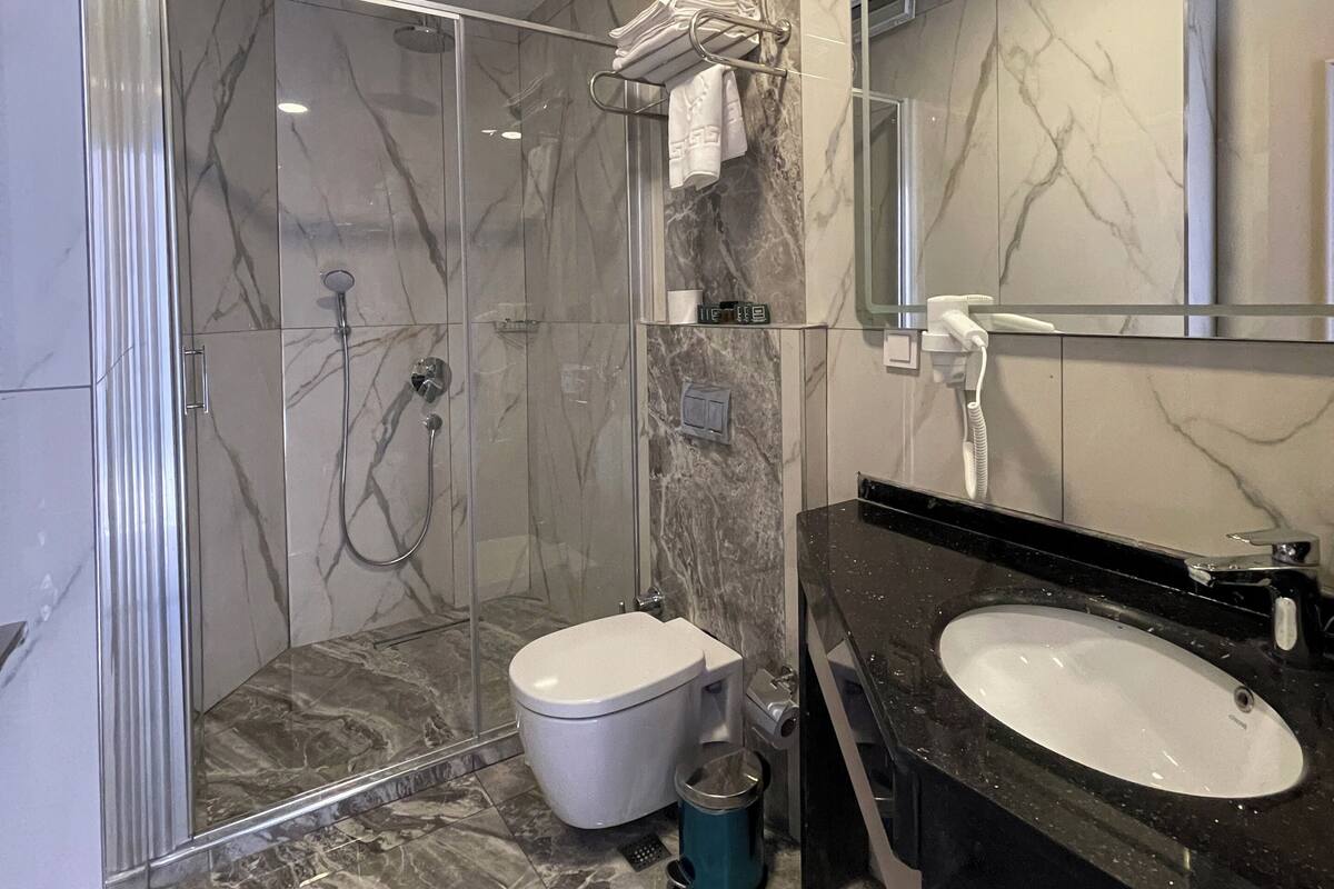 Tina con regadera, tina profunda, amenidades de baño gratuitas