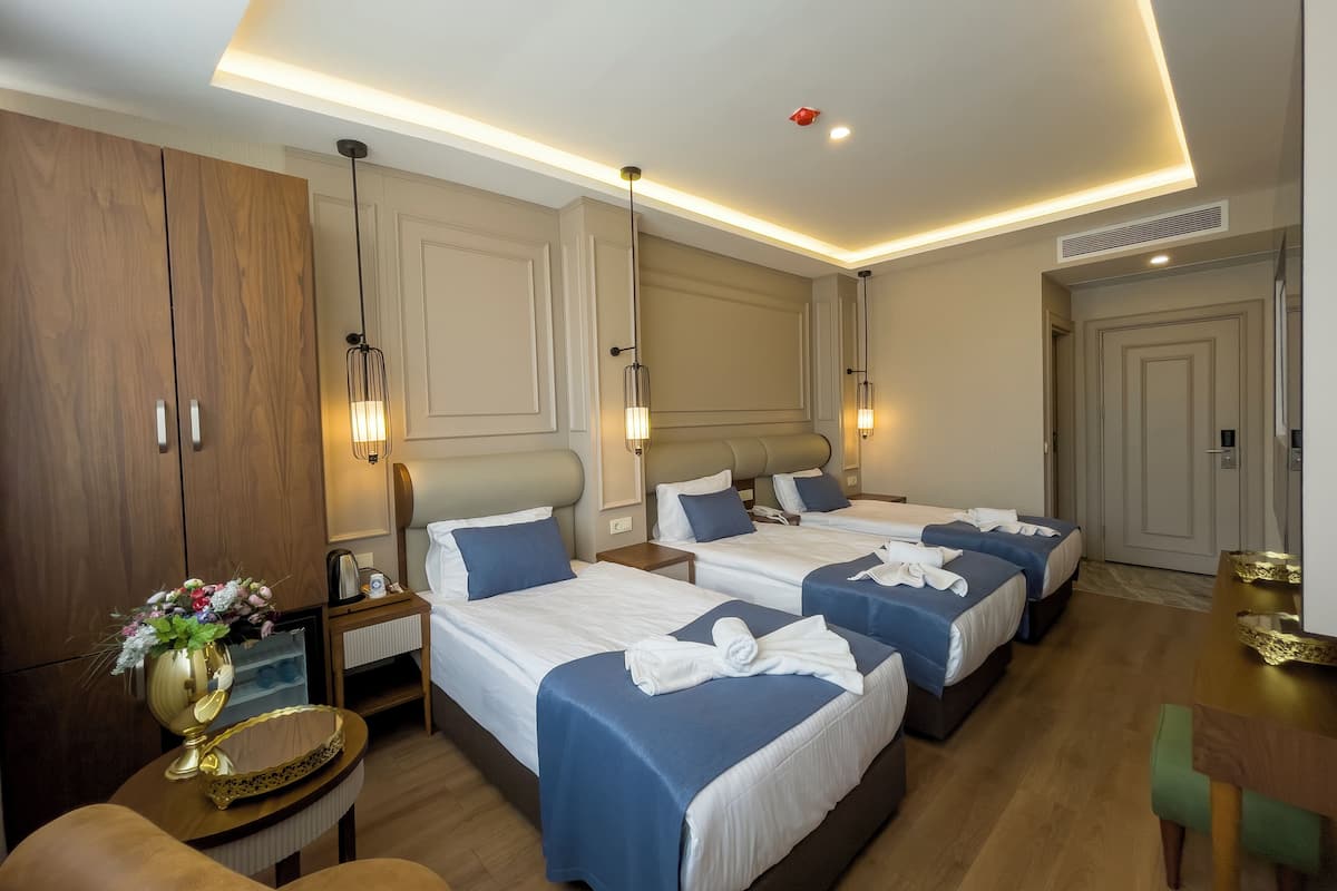 Deluxe-Dreibettzimmer | Hochwertige Bettwaren, Select-Comfort-Betten, Minibar, Zimmersafe