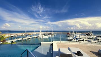 2 buitenzwembaden, parasols bij het zwembad en ligstoelen