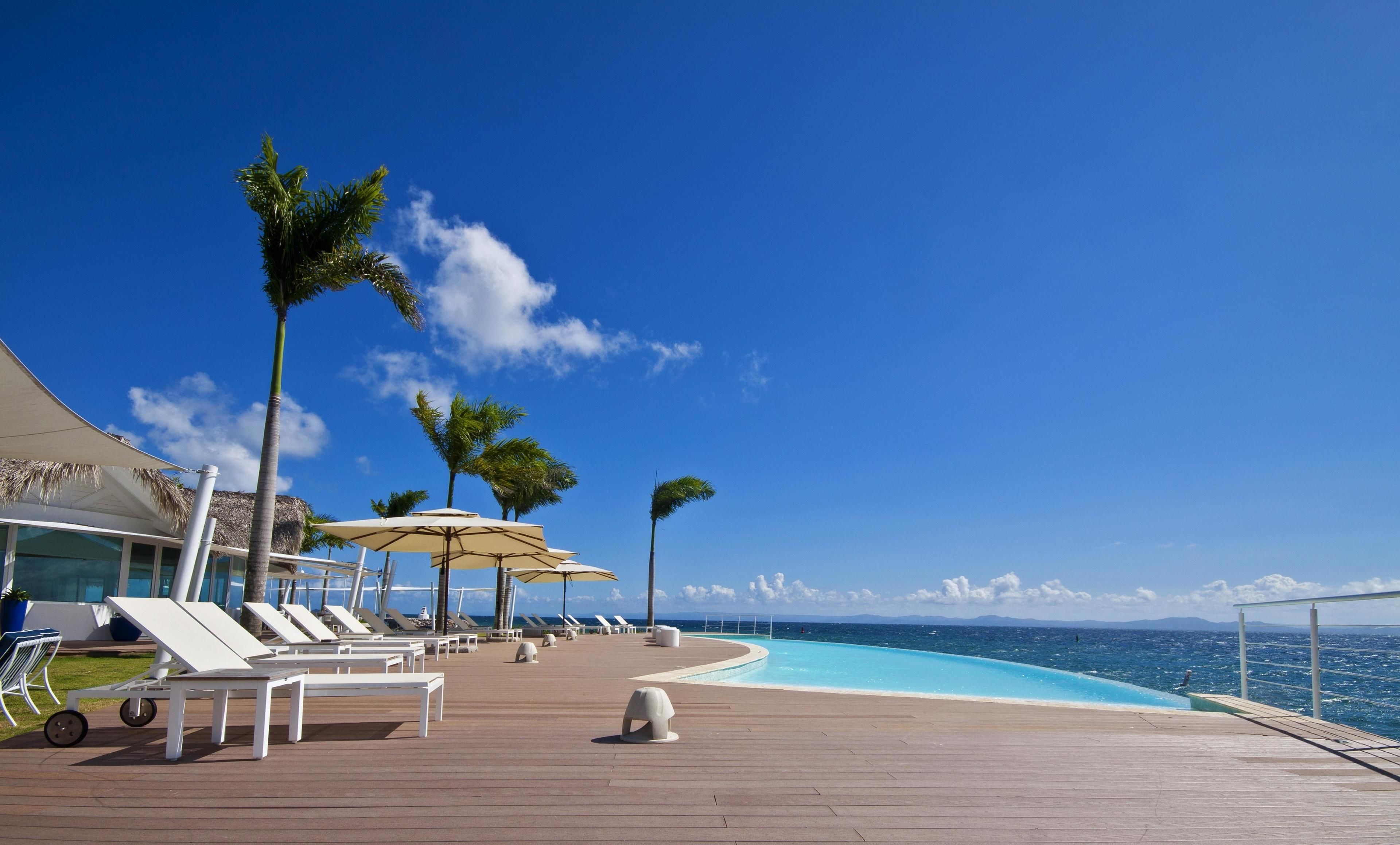 2 座室外游泳池，提供泳池遮陽傘和日光浴躺椅