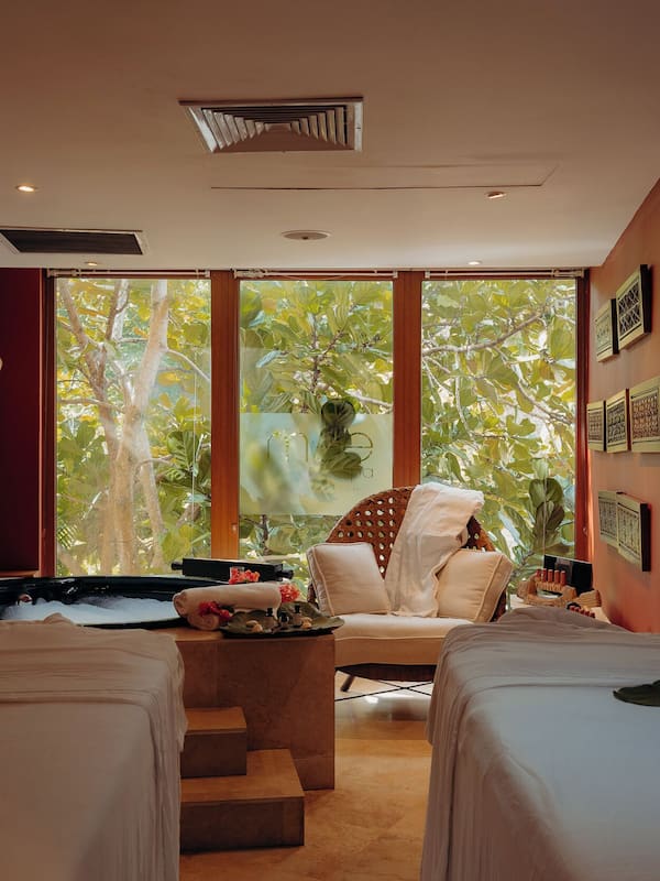 Couples treatment rooms, hot tub, body treatments, hydrotherapy