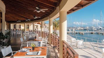 3 restaurants, serveren ontbijt, lunch, diner, internationale gerechten