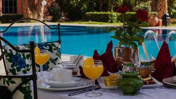 2 restaurants, breakfast, lunch served; local and international cuisine