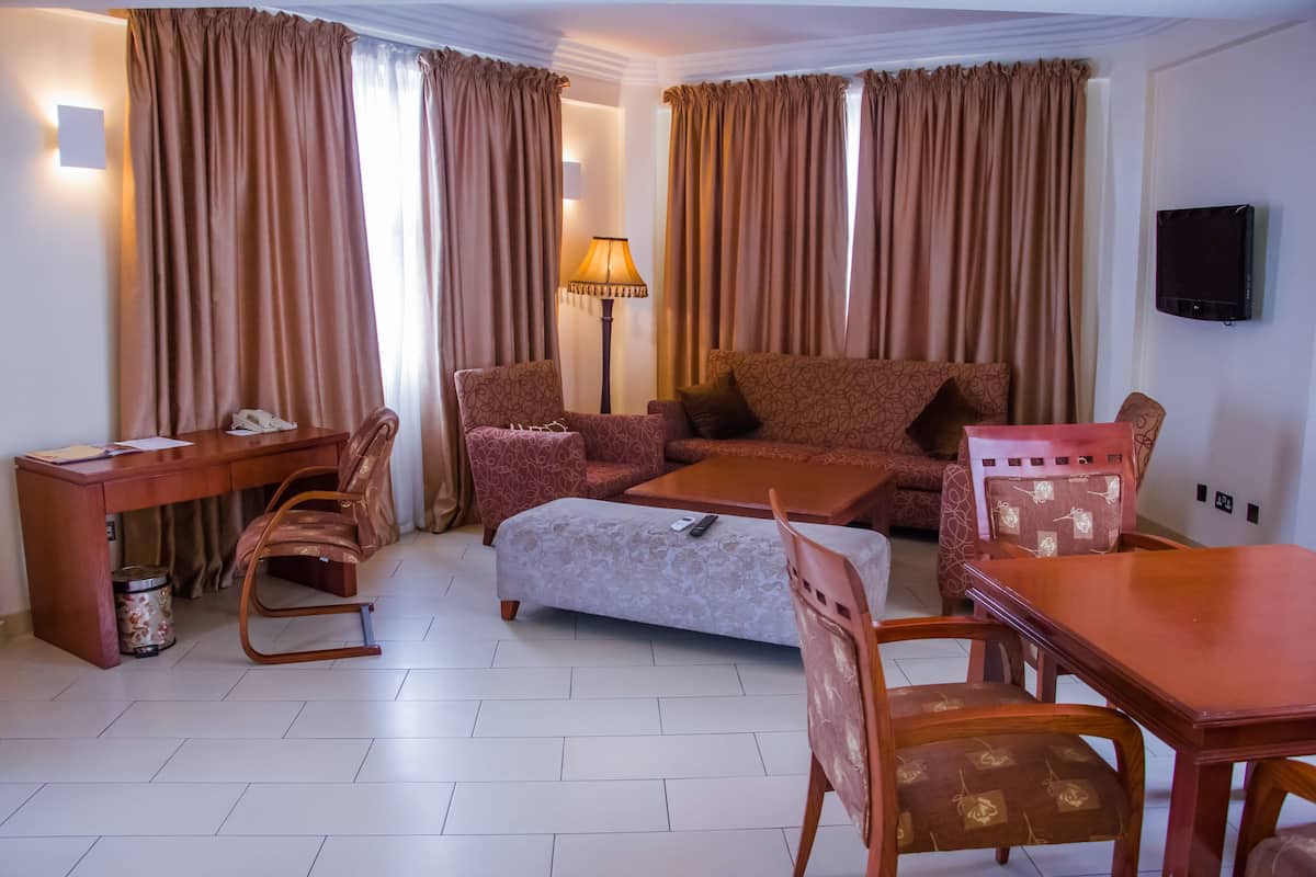 Suite | In-room safe, desk, iron/ironing board
