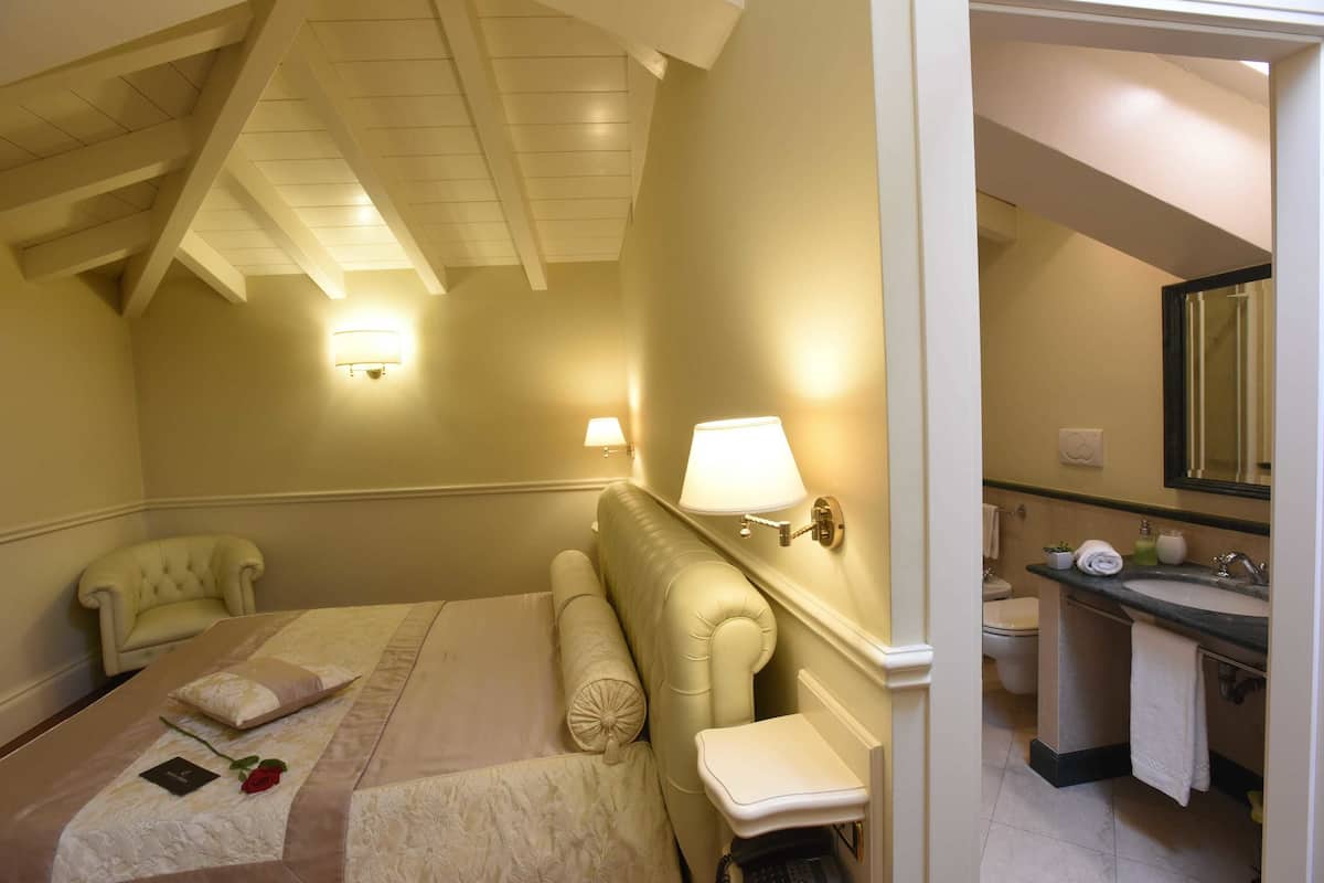 Premium bedding, minibar, blackout curtains, free WiFi
